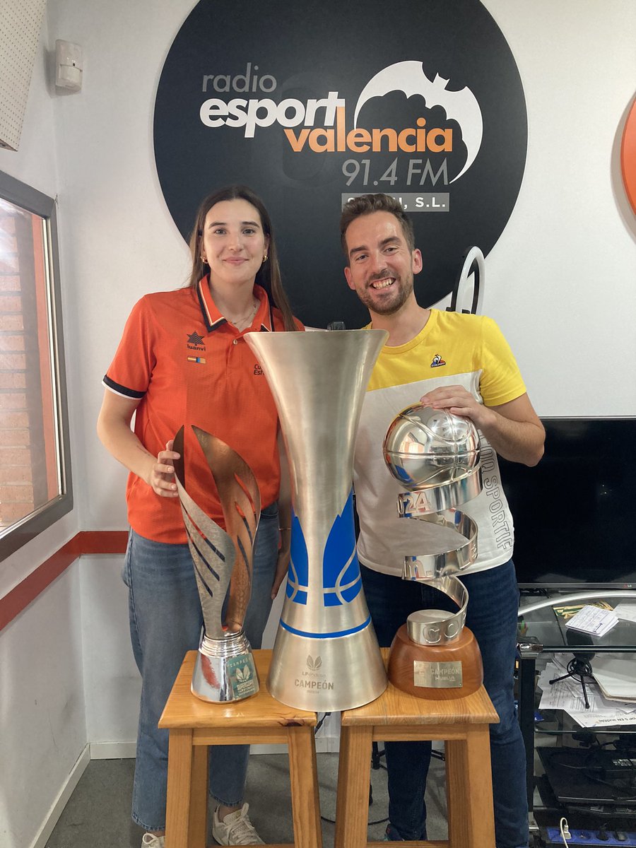 Hay veces que hacer el #BasketEsport es un regalo, y hoy ha sido una de ellas; tener los tres títulos 🏆 de @valenciabasket y a @mariaeraunzeta5,  es todo un lujazo

Un grandísimo rato de campeonas, #LFEndesa, almuerzos 🤣, y mucho más 🏀🍊🔝