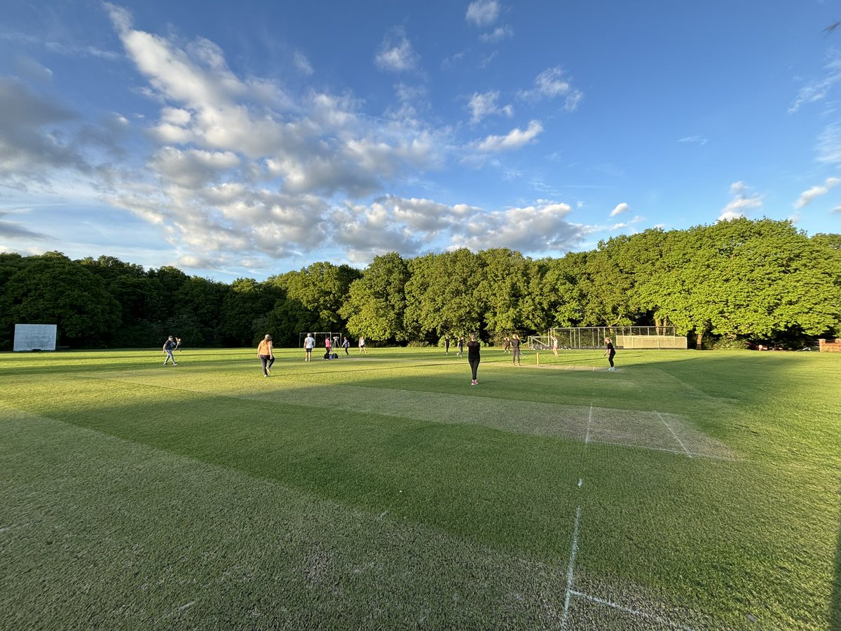 Beautiful evening to be coaching <a href="/kingslangleycc/">Kings Langley CC</a> women! 🏏🏏🏏