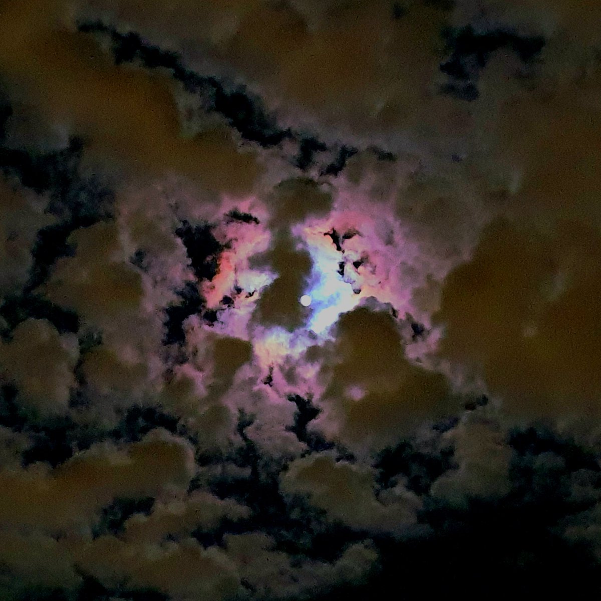 Arcobaleno lunare
un buio colorato
nella notte sognare
un mondo incantato

#CasaLettori @CasaLettori #scritturebrevi

#istantaneeDa Bollate, Milano #inLombardia

#ThePhotoHour #StormHour