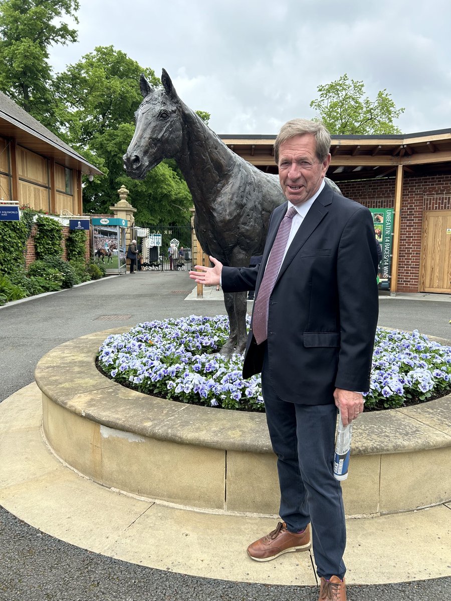 I rarely take a day off but when I do, where better to spend it than ⁦@yorkracecourse⁩ #thedantemeeting ⁦@YorkshireRacing⁩ #Frankel