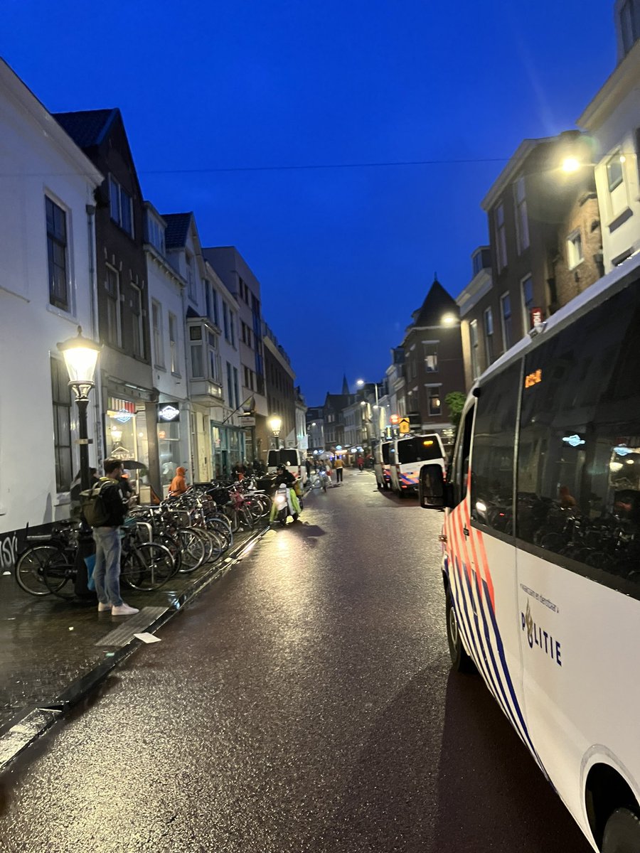 Politie staat aan alle kanten klaar om in te grijpen en te ontruimen. Het wachten is op orders daartoe. #Utrecht #Janskerkhof