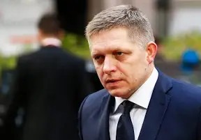 mediacongo's tweet photo. #Slovaquie : Le premier ministre #RobertFico a été la cible d'une tentative d'assassinat perpétrée par un homme originaire de #Levice qui lui a tiré dessus plusieurs fois à l'extérieur d'un bâtiment de la ville de #Handlova, où se tenait une retraite gouvernementale ! https://t.co/OWmL7aLNRE
