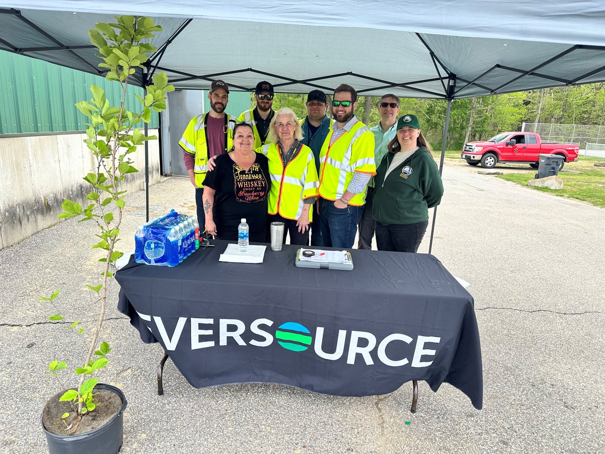 #DYK that trees can make your home more energy efficient? Together with @ArborDay, we had a great time handing out more free energy-saving trees to our customers in Windham. 🌳 🌲