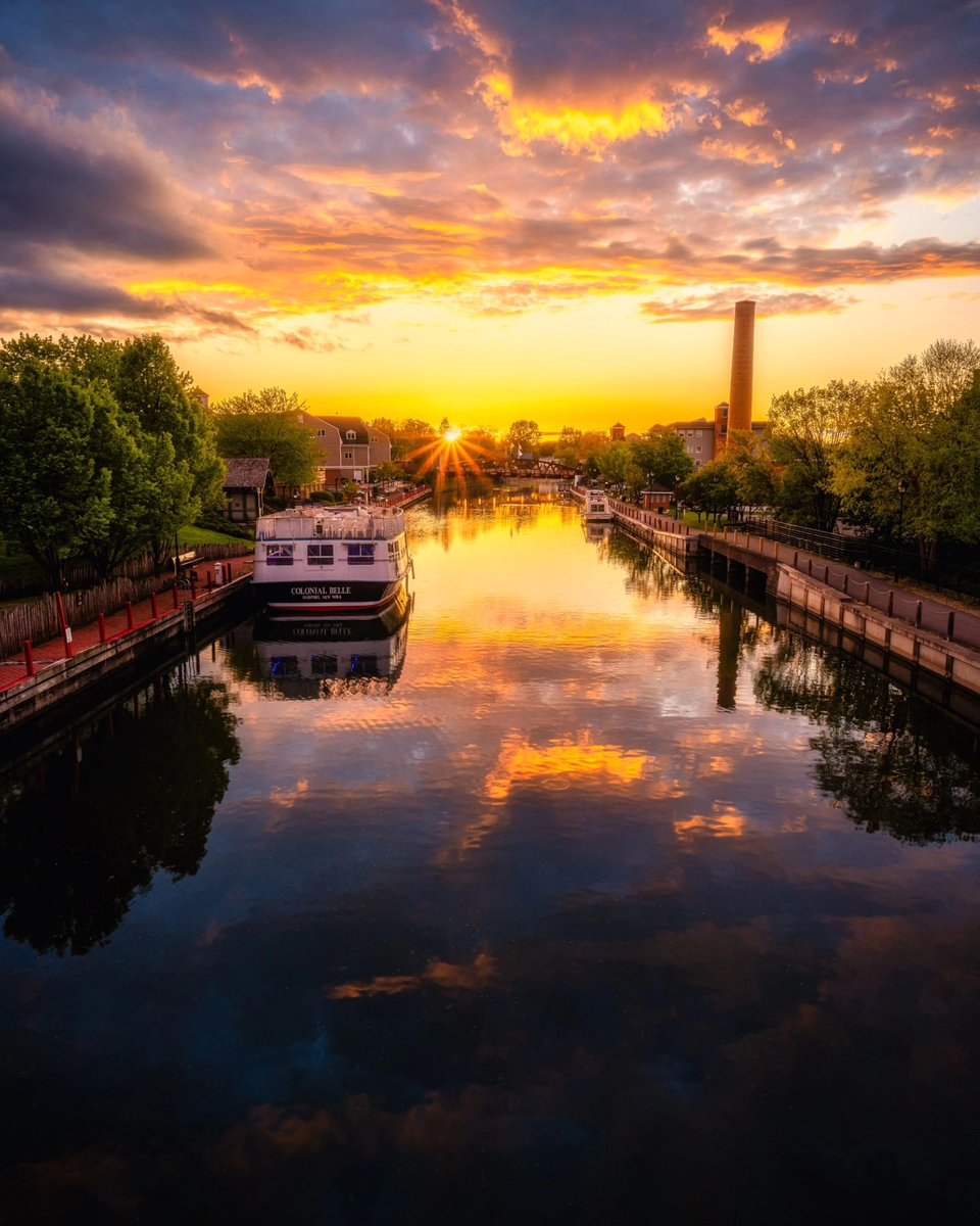 Canal walks at sunset 🤩

📷: @sprungphotography 

#weareflx #flx #fingerlakes #fingerlakesny #iloveny #flxperience #nylovesspring #newyorkexplored #optoutside #upstateny #flxoutdoors #springtime