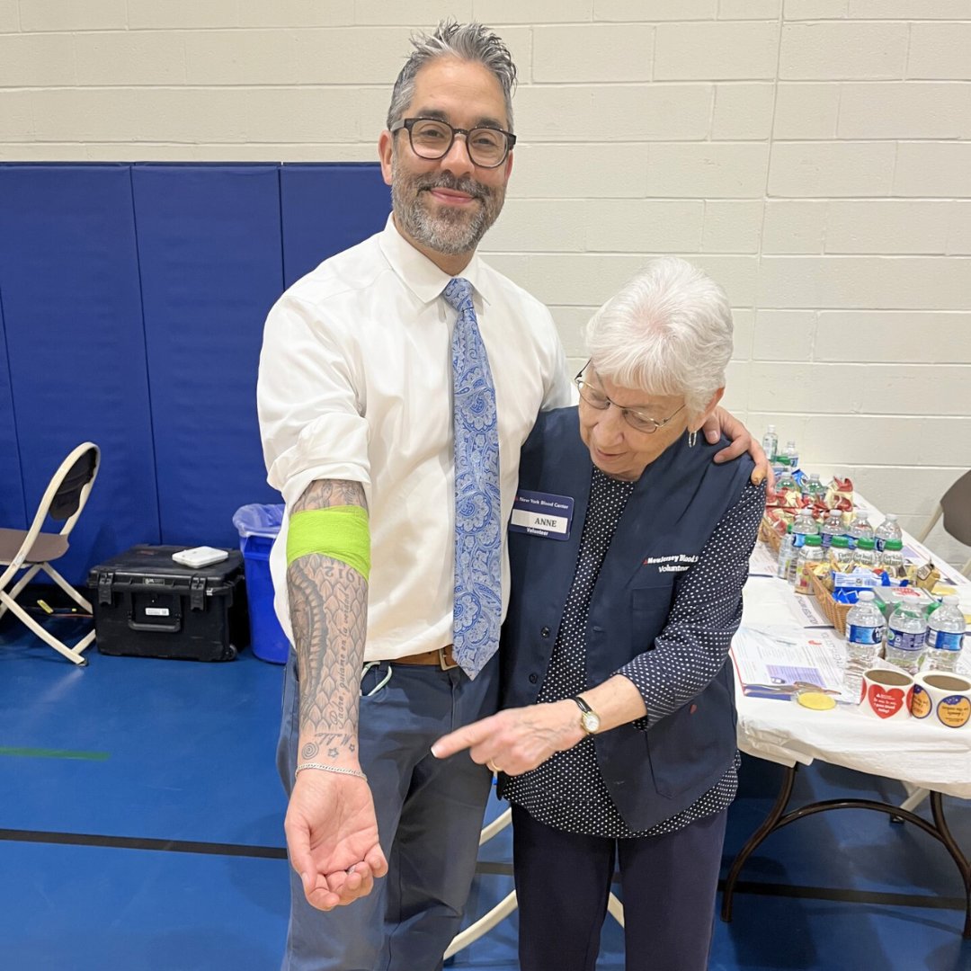 Thank you to the Mayor of #Teaneck for donating at our first Teaneck Partnership drive!

Pictured here with Volunteer Anne Fleisher, Mayor Michael Santiago Pagan was all smiles during his first donation with NJBS. #BloodDonor
