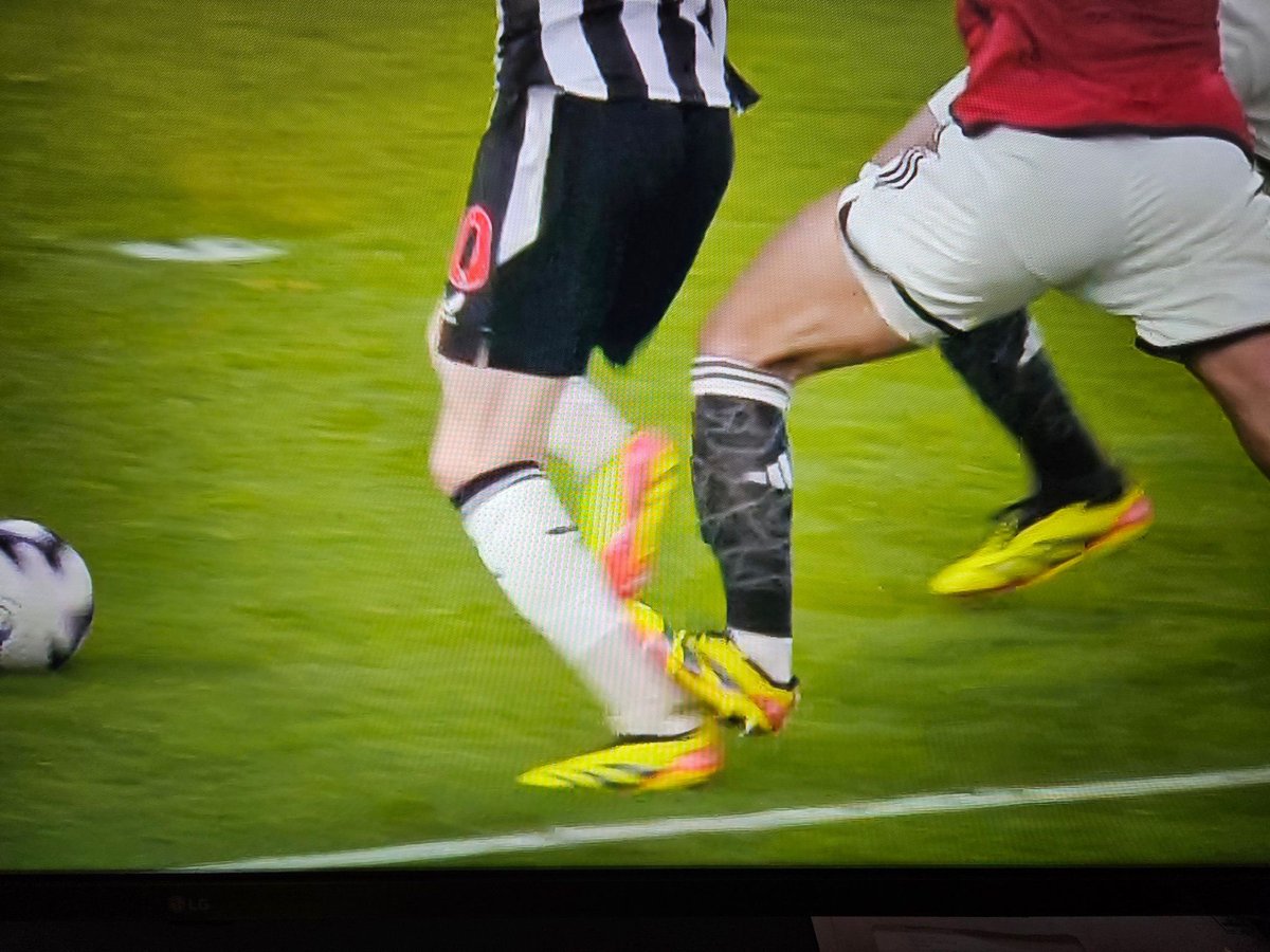 Amrabat clearly catching Gordon on the back of leg, ripping his sock, inside the area but no penalty given. On the day a debate about scrapping VAR began. To not see this in real time is one thing. For the VAR official to decide not to ask ref to look at a screen is another #NUFC