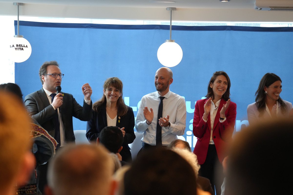 Nous étions nombreux ce soir dans le 17e à avoir besoin d’Europe ! Merci aux Parisiens mobilisés autour de @ValerieHayer, avec @SylvainMaillard, @CarolineYADAN, @rachelflore et @Ambroise_Mejean. Le 9 juin, faisons tous le bon choix pour l’Europe !