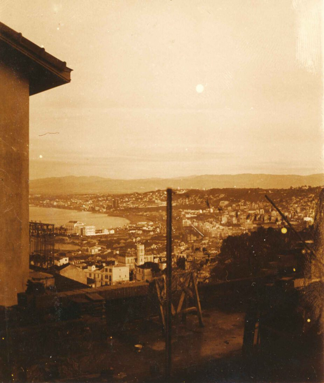 Ambassade_CZ_DZ's tweet photo. Oskar #Spielmann (1901-1974), né à #Brno, est l'un des peintres tchéco-allemands. En 1926, il obtient son diplôme de l'Académie des beaux-arts de #Prague. Après 5 an d'activité artistique sur la scène de Brno, il part cependant pour l'#Algérie à l'été 1931 pour un séjour d'études, et ce pays devient sa nouvelle patrie jusqu'en 1965.
Le séjour en #Afrique du Nord a profondément influencé le contenu et la forme de son travail artistique. Avec sa vision poétique de la réalité, Spielmann a rapidement réussi à séduire non seulement le public d'#Europe centrale, mais surtout la société algérienne de l'époque coloniale, qui a adopté ses interprétations subjectives des réalités nord-africaines et les a exportées vers la France métropolitaine en tant qu'élément de la production culturelle de la région.