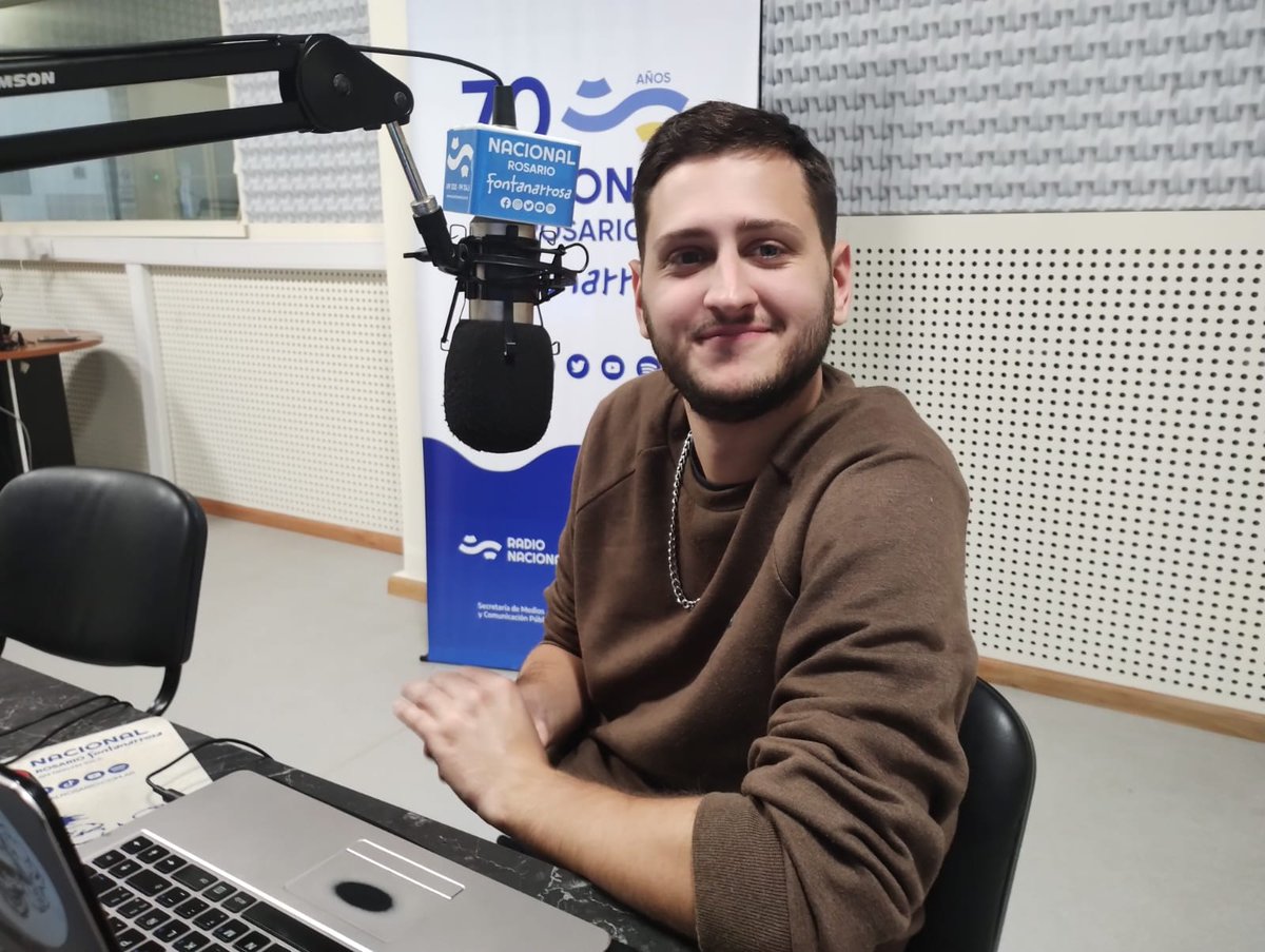 nacionalrosario's tweet photo. 🅰IRE para #TardeOTemprano⏳ en #NacionalRosario
Diego Frisco - @LaNischi - @_FacuRivera -@lopezsclauzero y todo el equipo de #LaRadioPública
Hoy te acompañan hasta las 19 hs👇
📻 AM 1300 | FM 104.5
📲 https://t.co/iHAs2JevmJ https://t.co/DaxFxwaARw