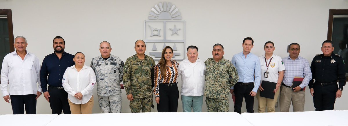 Nos reunimos de manera presencial en #Chetumal, con las y los integrantes de la Mesa de Seguridad de #QuintanaRoo. Revisamos los avances de los operativos para la construcción de paz y tranquilidad y se informó que se cuenta con el apoyo de 160 elementos de la Sedena y se