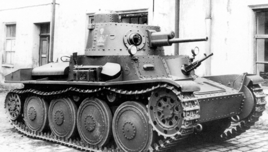 Czechoslovakia was an incredibly successful arms dealer for its time. #OTD in 1935 Iran signed a deal with ČKD for 26 TNH light tanks and 30 AH-IV tankettes, a powerful tank force for the time. #tanks #history