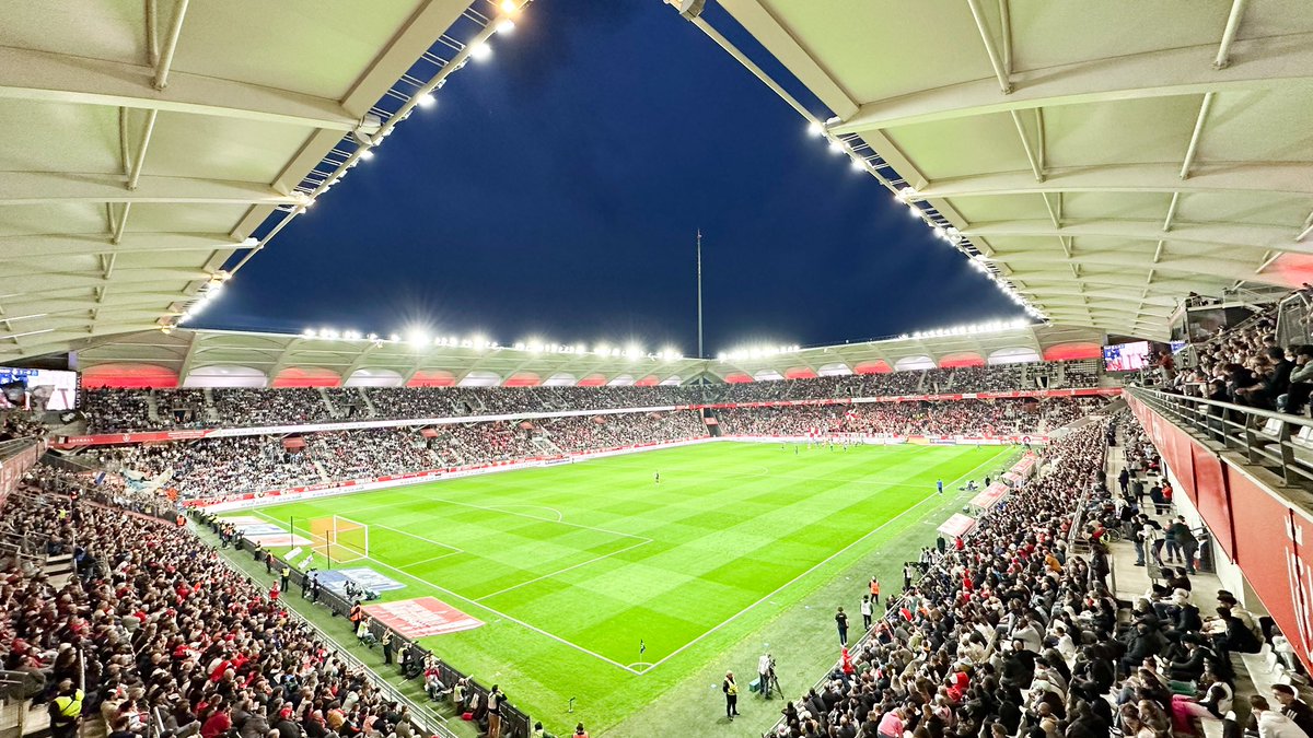 Bon match aux joueurs du @StadeDeReims qui rencontrent ce soir à Delaune, l’@OM_Officiel pour le compte de la 32e journée de @Ligue1UberEats. Allez les Rouge & Blanc ! #SDROM