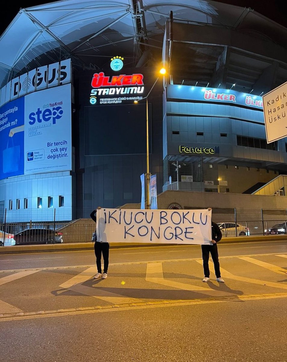 Fenerbahçe taraftarının, stad önünde açtığı pankart. 

'İki ucu boklu kongre.'
