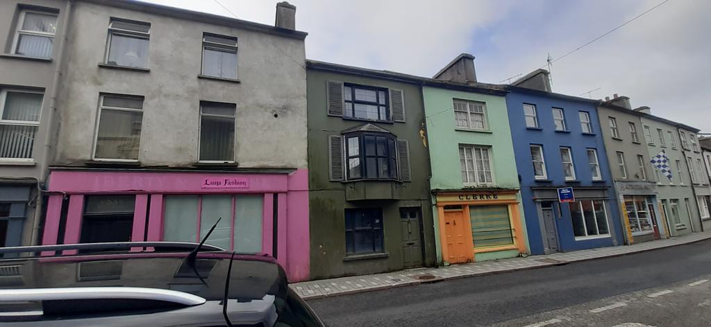 Skibbereen Co Cork
Saw one then noticed the rest
#DerelictIreland #VacantIreland
Neoliberalism choking the lifeblood of Ireland, community
Some win temporarily @ cost of most loosing, social vandalism
Dereliction of duty = Authority
Conversation, conversation!
#VelvetRevolution