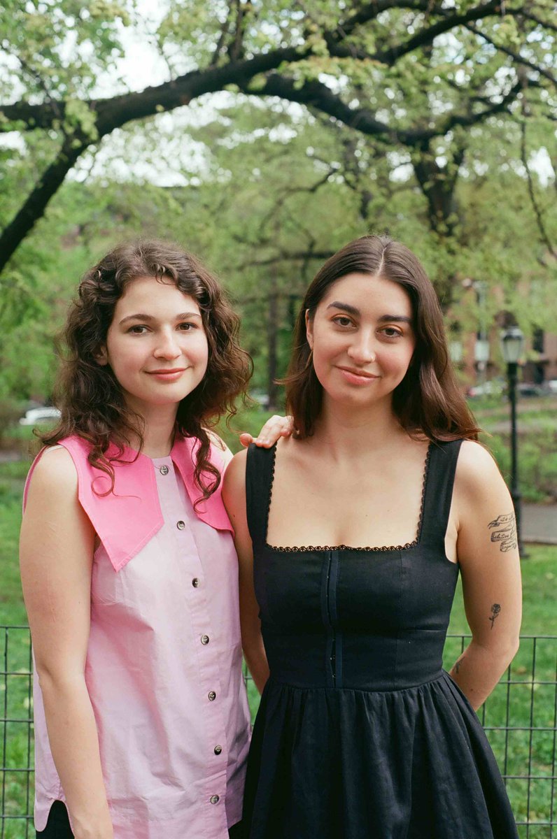 🎉Event Alert! Join @annabelfpaulsen & @lydiaetc, authors of 💗HERE FOR THE WRONG REASONS💕 at @therippedbodice on WEDNESDAY, MAY 22 at 7PM EDT! This is a ticketed event with a book signing to follow, so get your tickets now🎟️! loom.ly/8AWHVCk