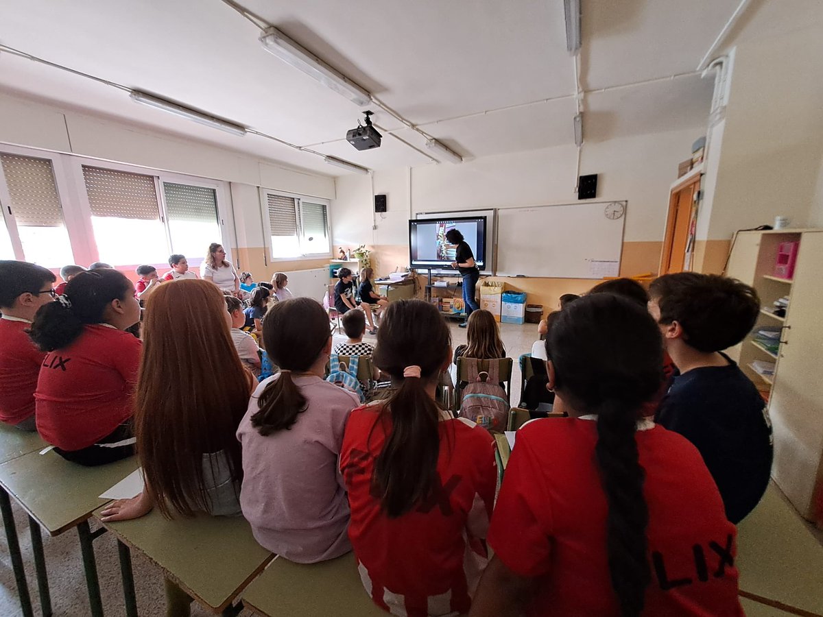 EscolaFlix's tweet photo. Avui dins del projecte de tercer: Com poder ajudar a la pagesia per tenir un futur millor? ens ha visitat Noemí Poquet del @moliderue 🫶🏼
Seguim recopilant informació necessària de protagonistes del nostre entorn! 🐔🐖🐏🐑🍏🍊🍅🍅🥦
#ProjectesFaig #FemEscola #TotxsSumem https://t.co/mJb4eX7NFy