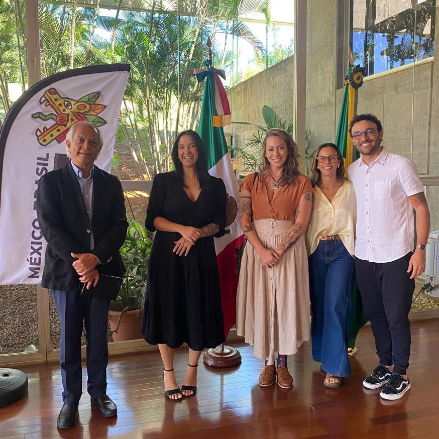 1/2

A @EmbaMexBra recebeu a equipe de produção da próxima Brasília Design Week (junho - julho 2024),
que inclui exposições e workshops em diversas áreas criativas.