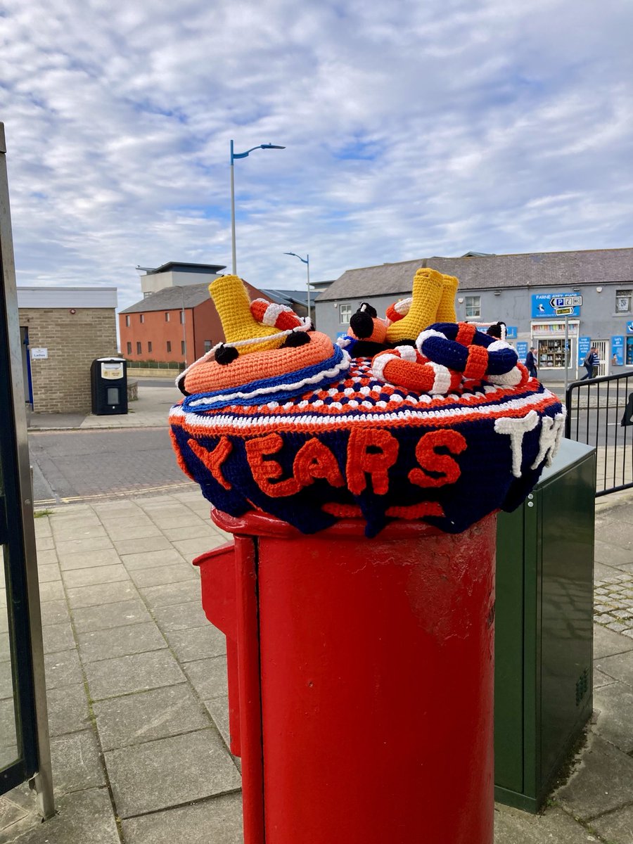 A stellar entry in my collection of pictures of postbox toppers! Seahouses, Northumberland #RNLI