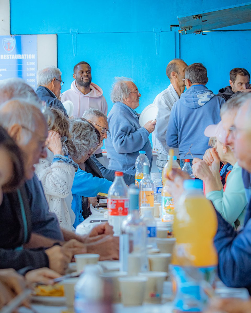 🚨 Très belle initiative ! Les joueurs de l'US Concarneau (Ligue 2) ont préparé un repas pour tous les bénévoles du club pour leur dire merci pour leur travail tout au long de la saison 😍

La grande classe 👏💙

(📷<a href="/USConcarneau/">US Concarneau</a>)