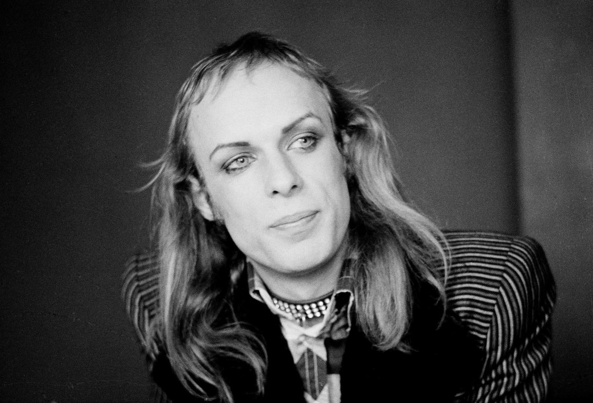 Born 15 May 1948, musician Brian Eno. He joined Roxy Music as their synth player in 1971 and participated in the recording of their 1st two albums 'Roxy Music' and For Your Pleasure'. He then pursued a solo career, recording 'Here Come The Warm Jets' in 1974. #BrianEno