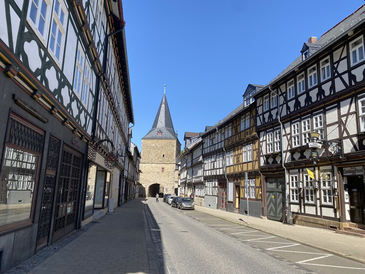 La pequeña ciudad de #Goslar en el norte de #Alemania 🇩🇪 atesora un patrimonio histórico e industrial impresionante. La ciudad prosperó en la Edad Media gracias a las minas de Rammelsberg  y aquí levantó su palacio el emperador Enrique II de Alemania en el siglo XI.