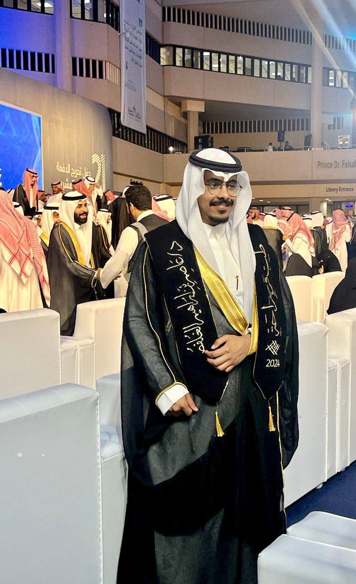 بفضل الله ومنّته تخرجت من تخصص الطب والجراحة من جامعة القصيم بتقدير ممتاز مع مرتبة الشرف