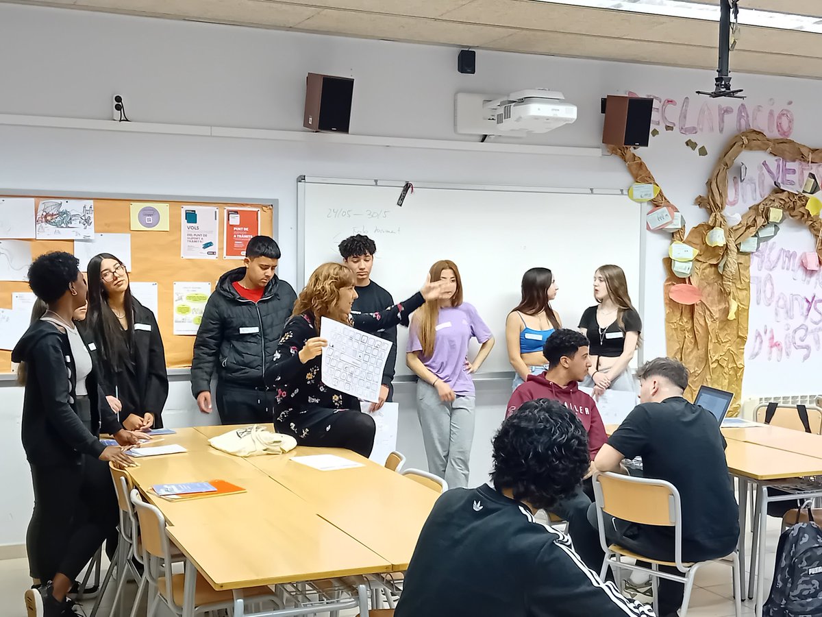 👥 Al <a href="/cfaelcarmel/">CFA El Carmel</a>, l'alumnat del programa REPRÈN PRO comparteix els seus coneixements de les diferents famílies professionals amb els companys del GES2 de cara a la preinscripció als cicles de grau mitjà. ✨Una dinàmica d'orientació entre iguals molt satisfactòria per a tothom!