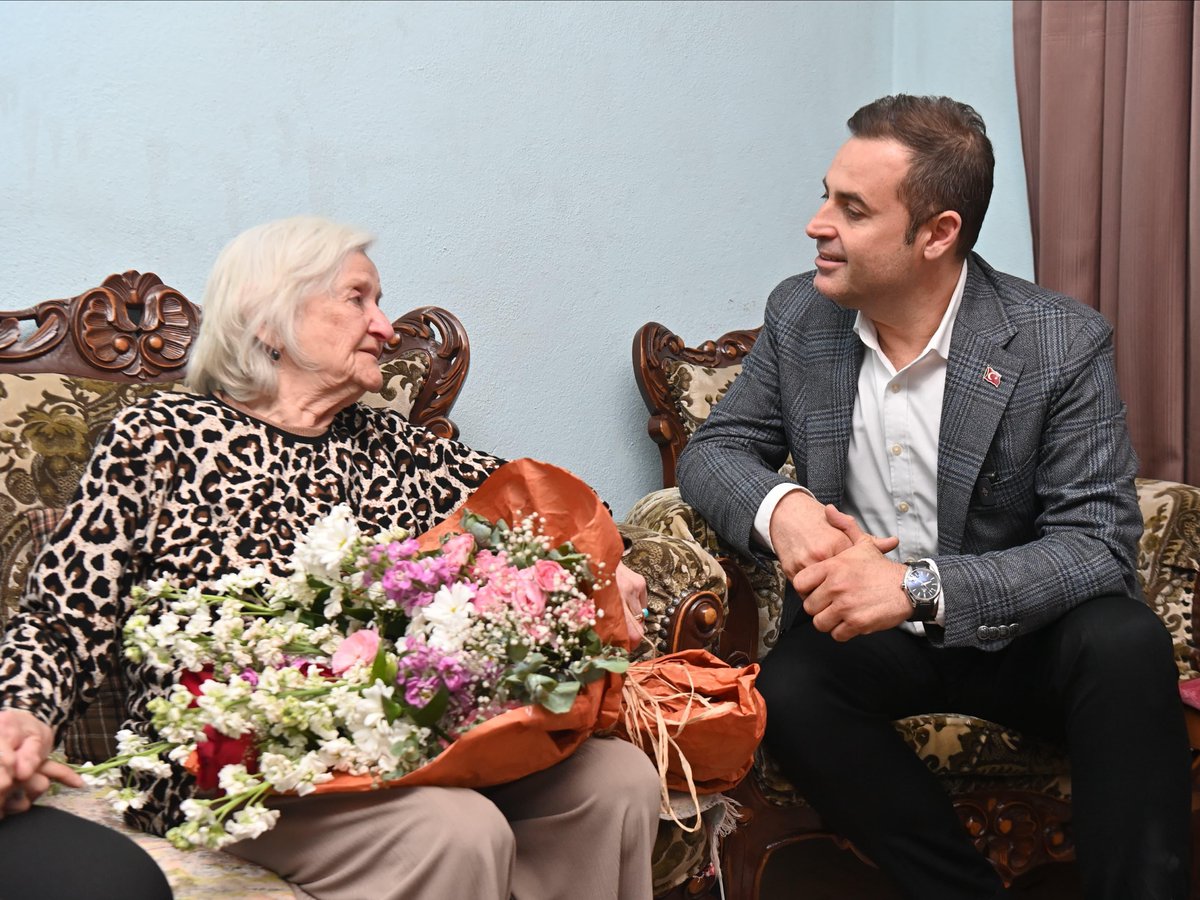 Balıkesir’imize birçok okul ve sağlık merkezi kazandıran merhum hayırsever Albay Cafer Tayyar’ın eşi Nuran Oğuz’u 92. yaş günü vesilesiyle ziyaret ettik, güzel dileklerimizi ilettik.