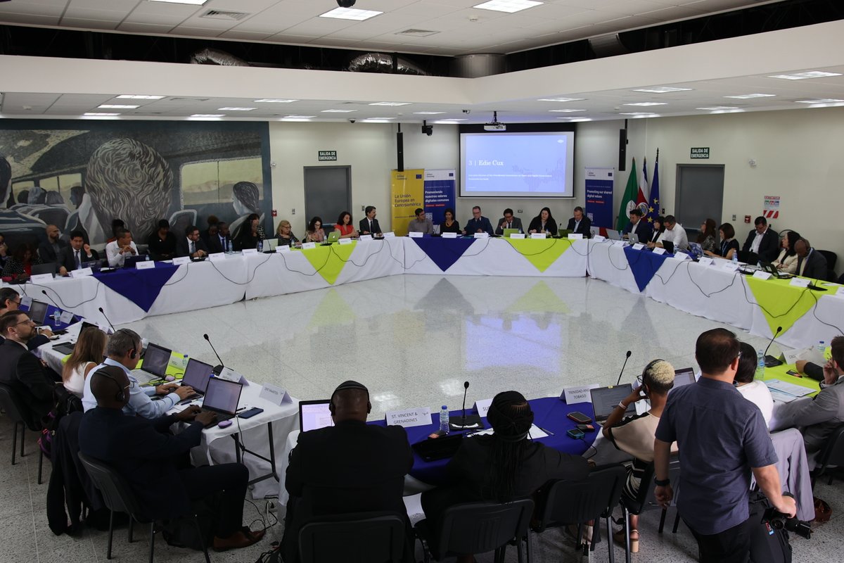 UECentroamerica's tweet photo. Hoy 15 de mayo, la ciudad de San José de #CostaRica 📍 sirvió como escenario para la inauguración del Diálogo de Alto nivel sobre gobernanza digital, en el marco de la Alianza Digital entre la Unión Europea, América Latina y el Caribe. 🌎💻

Se habló sobre la interoperabilidad y su papel crucial en la mejora de la prestación de servicios públicos y en el fomento de la colaboración interregional. Los participantes intercambiaron buenas prácticas de interoperabilidad y exploraron en detalle las perspectivas futuras para una mayor colaboración entre la UE, América Latina y el Caribe. 🤝💡

El día de hoy destacó la participación de Paula Bogantes, Ministra de Ciencia, Innovación, Tecnología y Telecomunicaciones de Costa Rica y @felicezaccheo , Jefe de la Unidad de America Latina y el Caribe de DG INTPA de la Comisión Europea. 👩‍💼👨‍💼

En el marco del Global Gateway, la Unión Europea busca promover una sociedad digital y sostenible, que mejore los servicios que los gobiernos prestan a los ciudadanos y garanticen eficiencia, transparencia y seguridad en los procedimientos administrativos. 🌐🔒

El viernes 17 de mayo será segundo día del diálogo, y en esta oportunidad se abordará la importancia de la identificación electrónica y las firmas digitales para promover interacciones digitales seguras en los sistemas de gobernanza electrónica. 🔍🖊️

#AlianzaDigitalUEALC #EULACDigitalAlliance #TeamEurope #GlobalGateway @presidenciacr @UEenElSalvador @UEenPanama  @UEGuatemala @UEenHonduras @UEenNicaragua