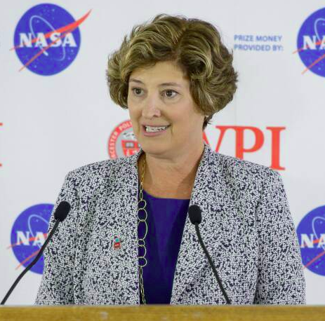 #TalDíaComoHoy en 2022, la geoquímica y científica espacial Laurie Leshin se convierte en la directora del NASA Jet Propulsion Laboratory (JPL) 🚀. Sería la primera vez que, en sus 85 años de historia, el JPL contaba con una directora. #WomenInSTEM