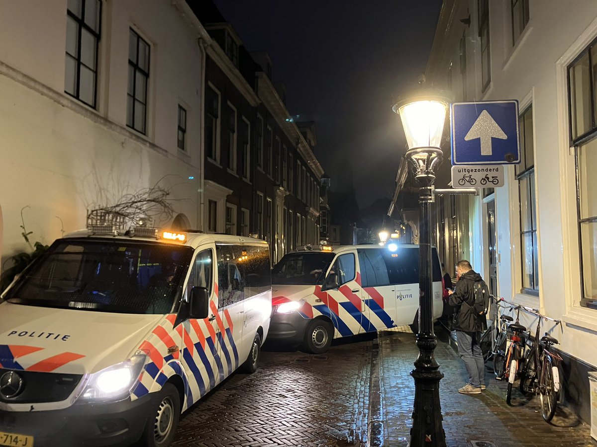 UU schande, bloed aan je handen. Dat schalt door de omgeving. Politie gaat na overleg met Openbaar Ministerie over tot ontruimen pand Janskerkhof.