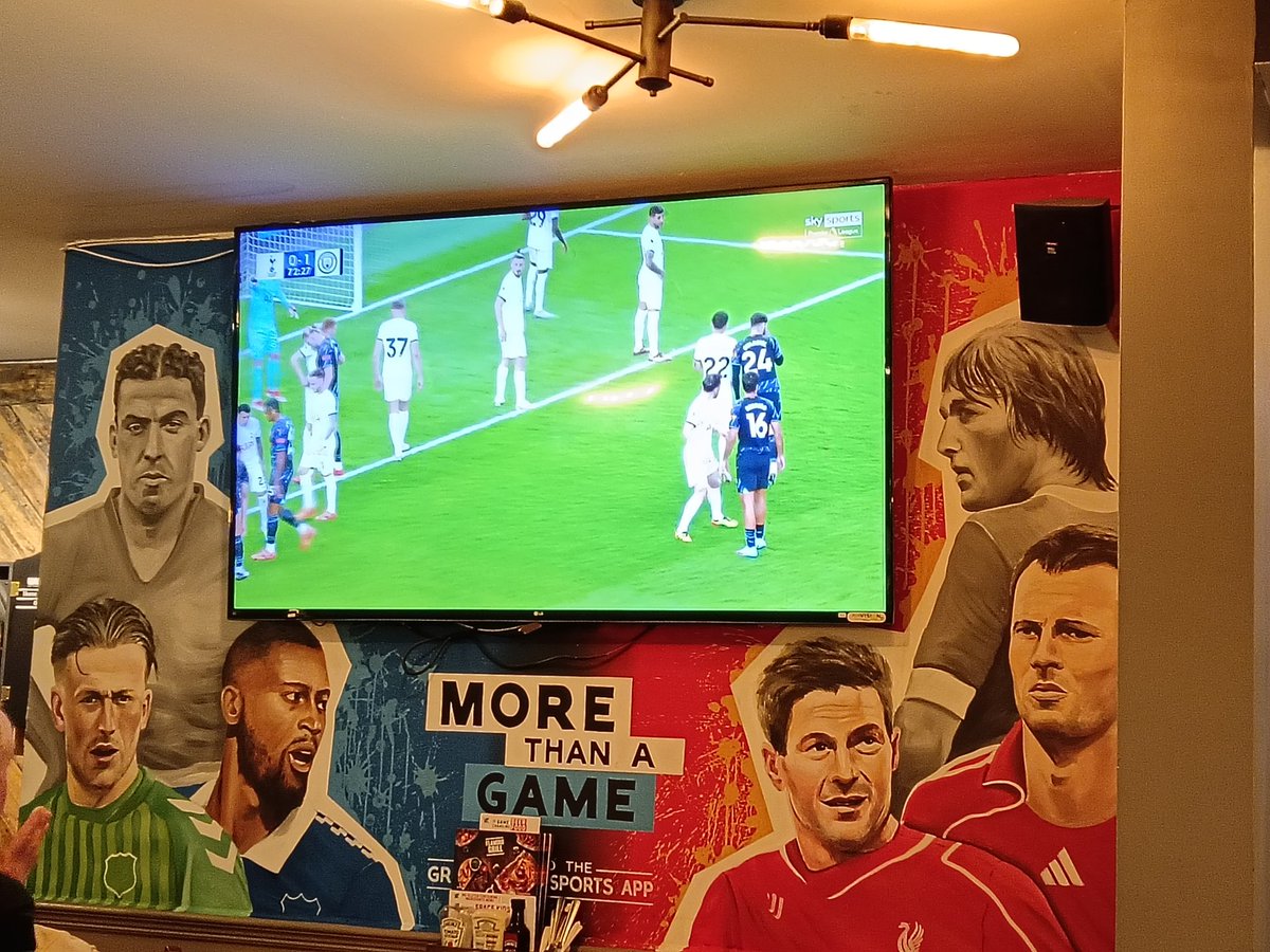 I'll never in my lifetime understand how Beto made it on to this mural in the boozer. #EFC