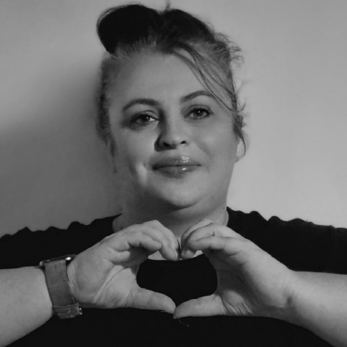 Amanda Taylor shares her #IWD2024 #InspireInclusion pose. Founder of #UK 🇬🇧 #wellness company #TayloredTransformations, she champions #WomensHealth: 'Wellbeing & #mentalhealth are key...embrace change, remove stigma, look after ourselves. It's not selfish, it's a priority.' ✨️