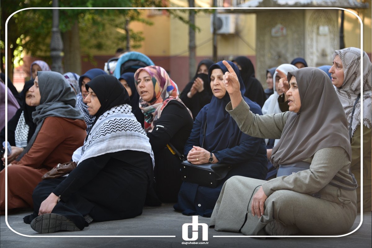 - Anneler Filistin'e destek için oturma eylemi yaptı 📌 Şanlıurfa'nın Siverek ilçesinde anneler, işgalci siyonistlerin Filistin'e yönelik saldırılarını, oturma eylemiyle protesto etti. Şanlıurfalı anneler, 'çocuklar ölürken sessiz kalınmaz', 'Filistin'de zulme dur de' ve 'Stop