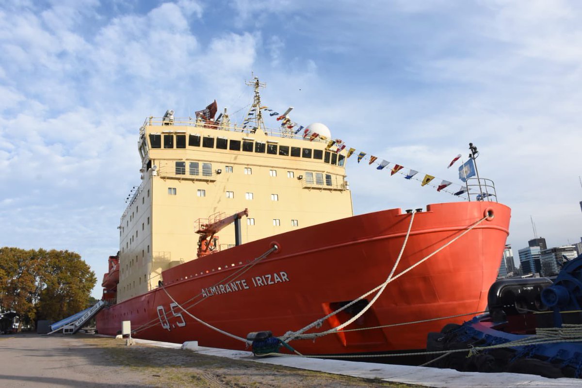 Armada_Arg's tweet photo. #Hoy a bordo del Rompehielos ARA “Almirante Irizar” buque de la #ArmadaArgentina, se inaugura la muestra fotográfica “ Misión a la Antártida”. https://t.co/Mjk7yKOfUV