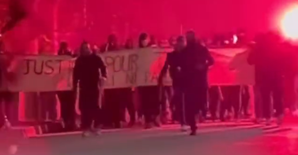 Romans-sur-Isère : 20 personnes interpellées, après avoir déambulé dans la cité d’où sont originaires plusieurs suspects impliqués dans la mort de Thomas (MàJ : les peines de six manifestants réduites en appel)
 fdesouche.com/2024/05/15/rom…