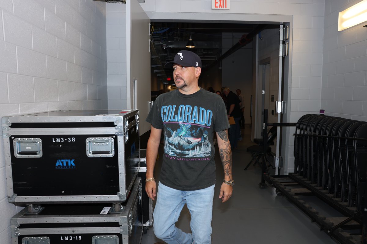 .@Jason_Aldean backstage at the #ACMawards gearing up to honor the legendary Toby Keith ❤️