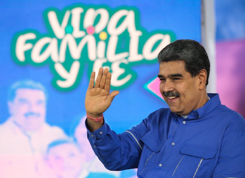 #Ahora Pdte. @NicolasMaduro: Aprobamos hoy que cada #15May se conmemore El Día de la Familia; para fomentar la unión en Cristo, para el encuentro, el amor, la fe, la esperanza y la vida. #15May #LaEsperanzaEstáEnLaCalle