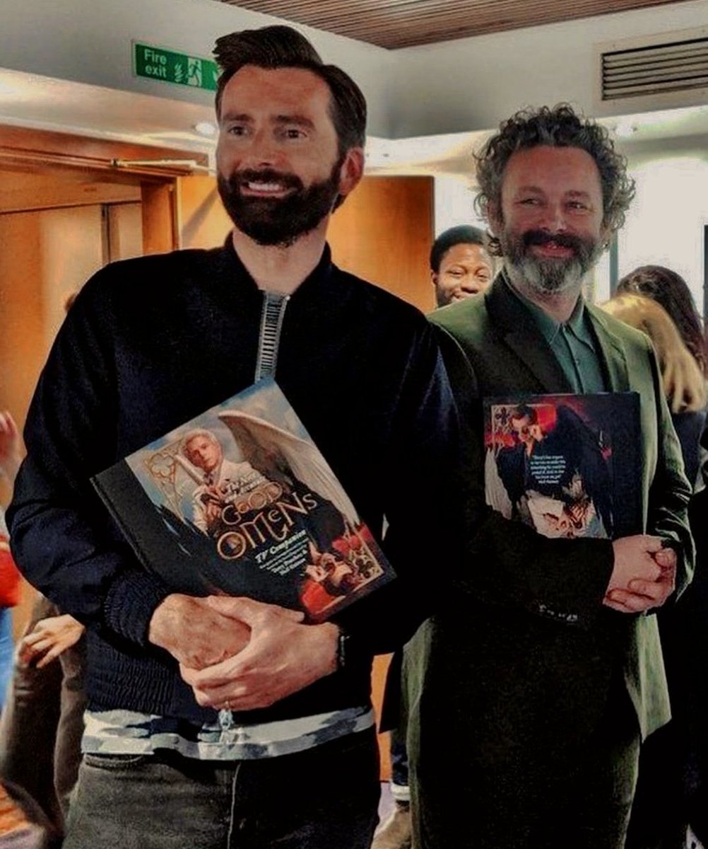 o david segurando o livro na parte que mostra o aziraphale e o michael virou a capa de cabeça pra baixo só pra que o crowley pudesse aparecer. ninguém mais aziracrow stan do que os dois 𖹭