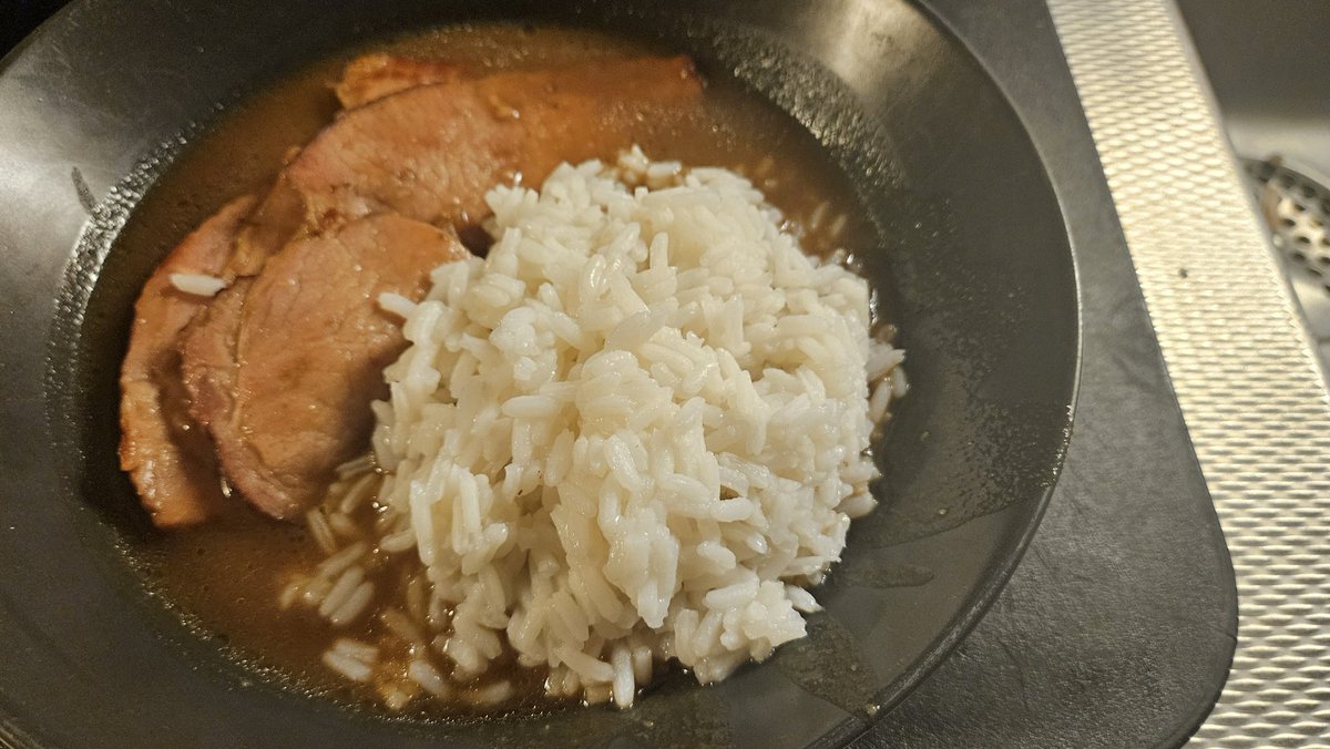 Sonen vart hungrig igen så kokade lite ris så får han tjyvsmaka på morgondagens middag. Första han sa var att han ville ha 4 kasslerskivor till. ;)