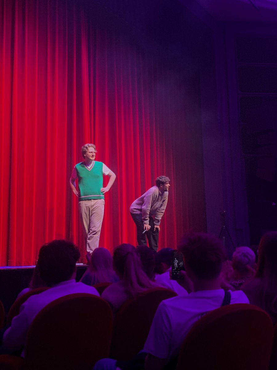 Van op mijn kot kijken naar de podcasts van Ender op zijn kot, tot live in den f* Arenberg!!  Proficiat <a href="/enderscholtens/">ender scholtens</a> <a href="/gossipguypod/">Gossip Guy Podcast</a> !Het was zalig!