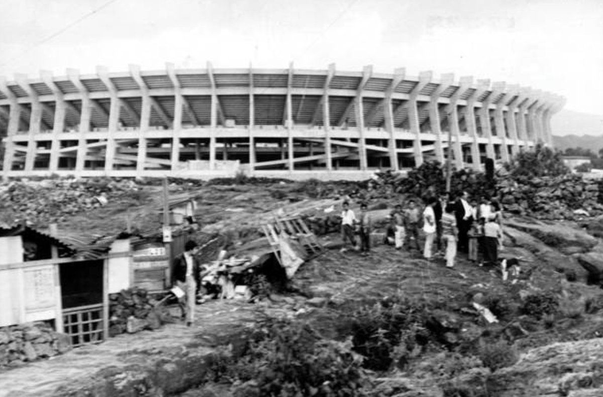 Así eran los alrededores del Estadio Azteca en 1966.
Santa Úrsula eran terrenos sin urbanizar, paracaidistas y lo único urbanizado era el Azteca.