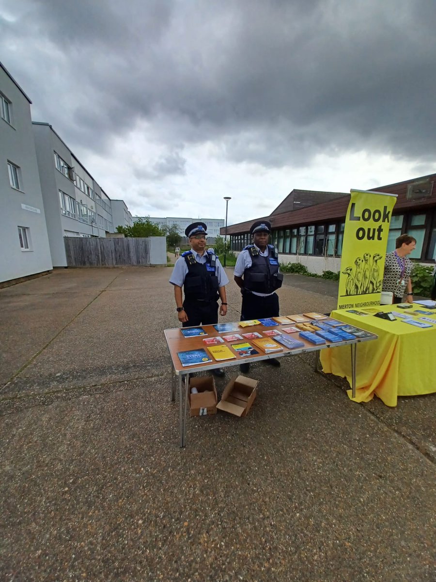 MPSPollardsHill's tweet photo. Crime prevention and community engagement outside the Pollards community centre today @MPSPollardsHill @MPSCricketGreen https://t.co/TeXvHtfLY7