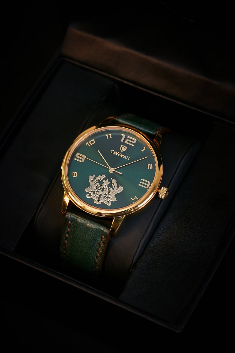 How would you describe the emerald green @cavemanwatches Patriot ?
