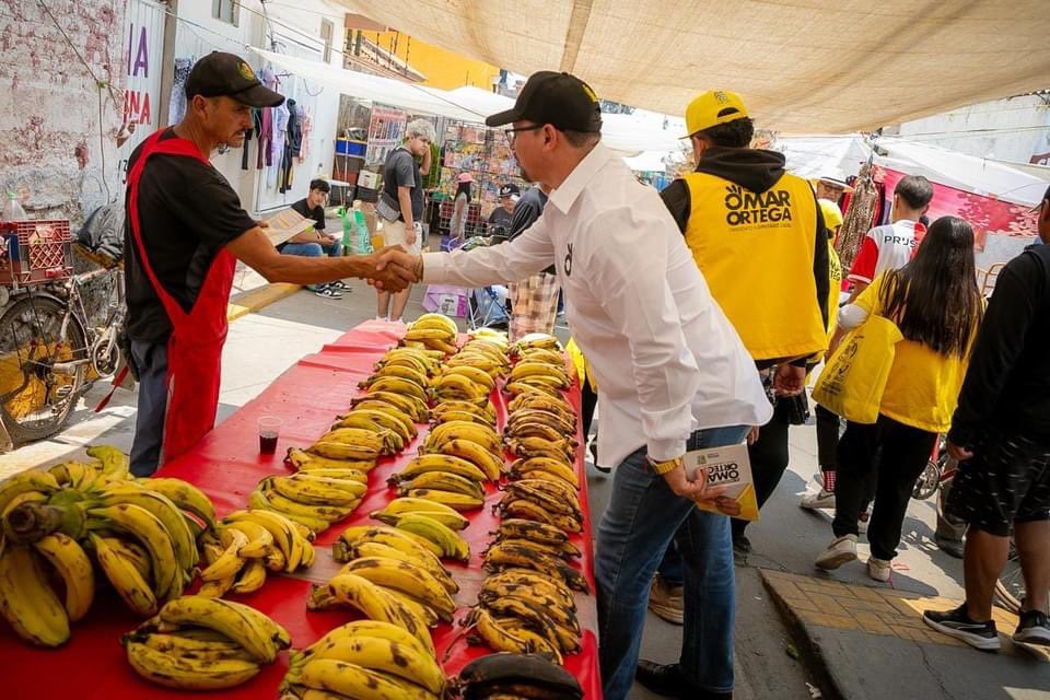 Estamos en el famoso tianguis de los miércoles en el centro de #Tultepec; seguimos compartiendo nuestras propuestas y saludando a las vecinas y vecinos. 

¡Vengan a darse una vuelta! Si se trata de productos frescos y a buen precio, es aquí. 
#OOA #ConsumeLocal #VotaPRD