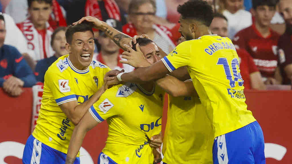 El Cádiz marca en el minuto 96 en el Sánchez Pizjuán y mantiene el sueño de la salvación