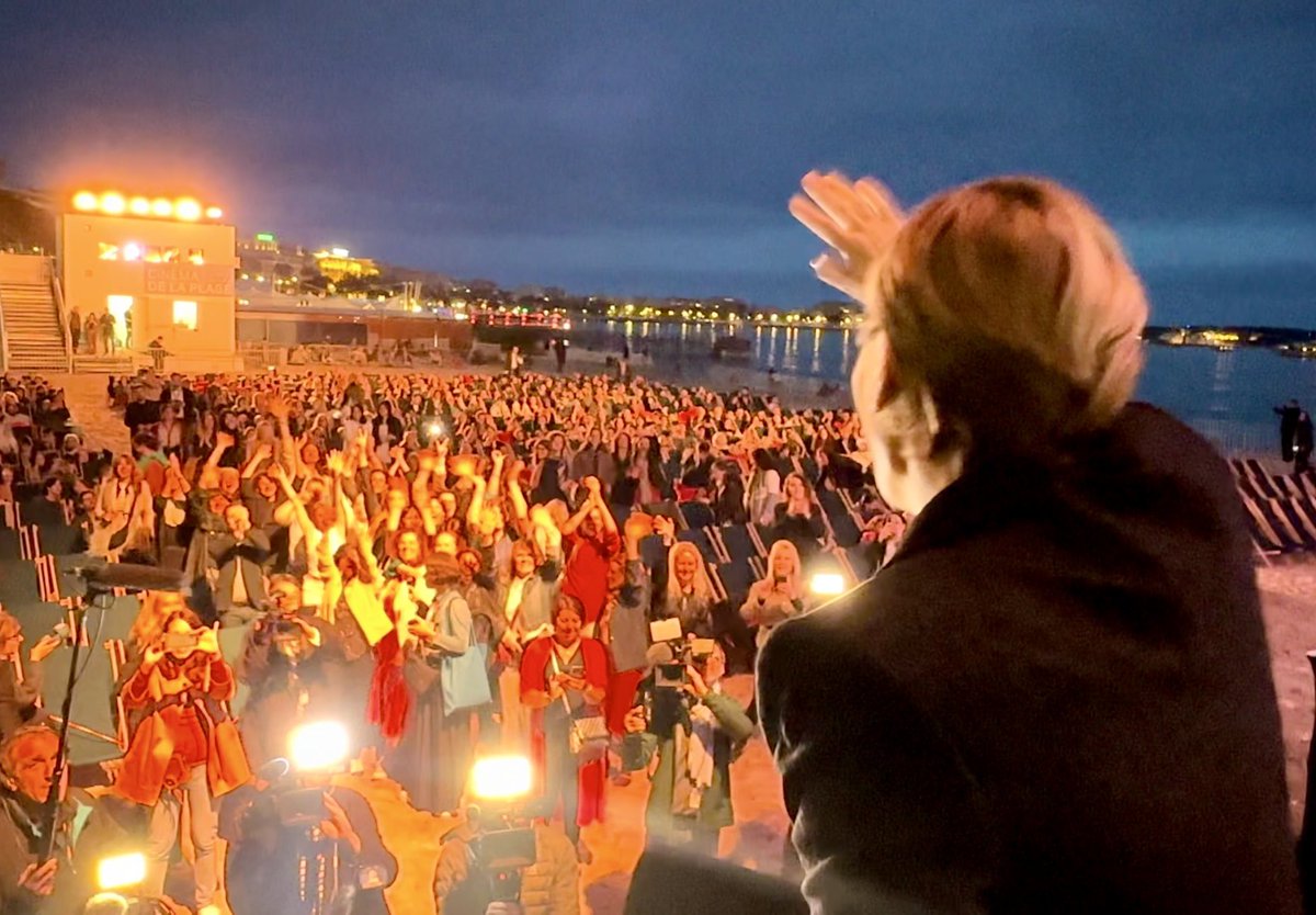 Judith Godrèche acclamée par des femmes, en larmes, qui lui crient « merci » et mettent en signe de ralliement leur main devant leur bouche, avant la projection de son court métrage « Moi aussi ». #MeToo #Cannes (RDV demain pour un reportage complet sur les réseaux @TF1Info)