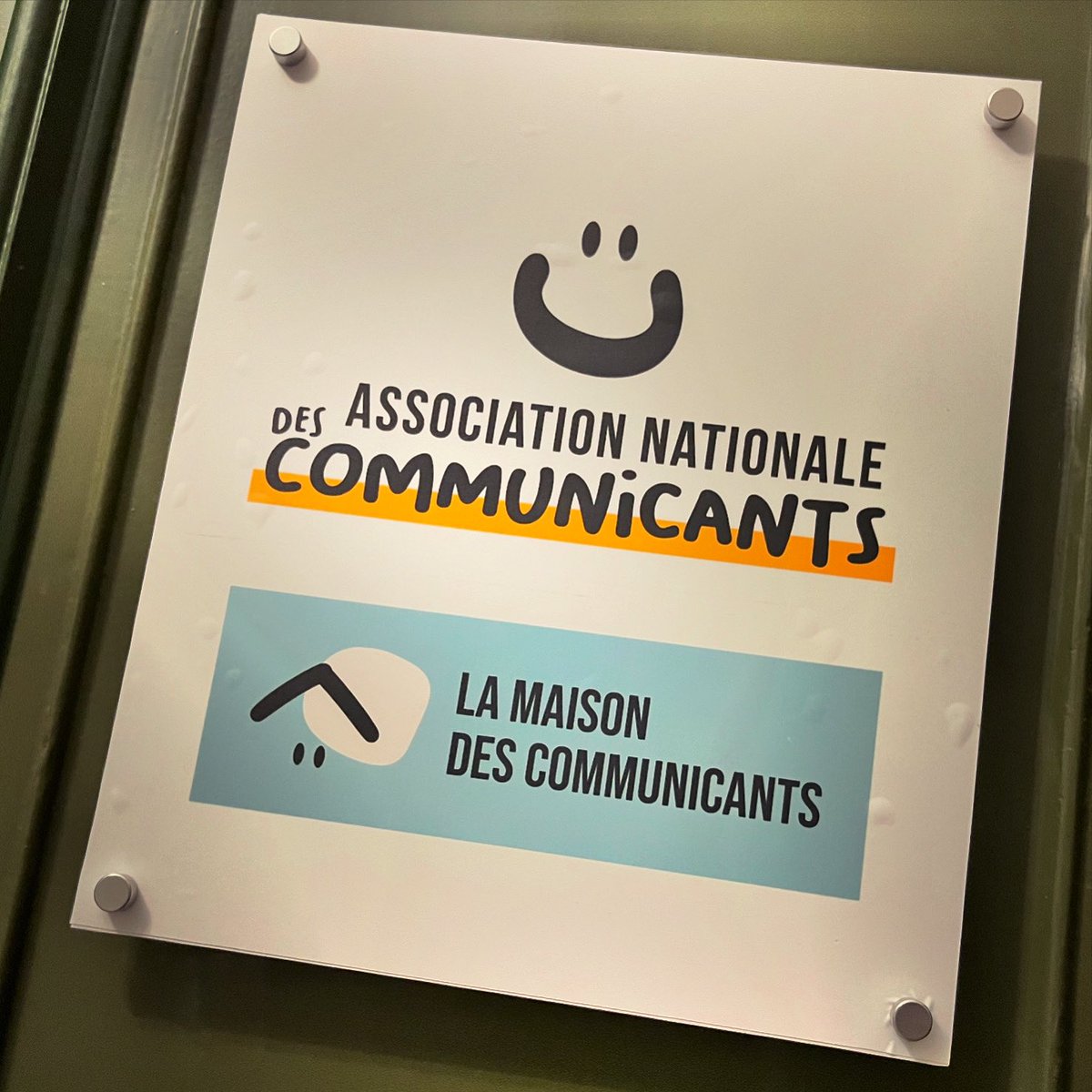 Dans son dernier livre, @olivcim caresse l’idée que l’entreprise ne devrait pas avoir pour première attente d’être aimée grâce à sa #communication, mais déjà d’être acceptée. Approche intéressante de la Com engagée, de la part d’un auteur décrit par @Darrieu, comme un leader