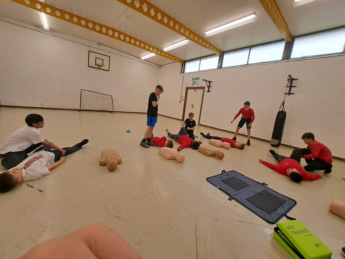 Young people from YR6 Lewisham today learnt life-saving skills.

How to perform CPR and how to use a AED as well as how to put someone in the recovery position. 

#drabc #firstaid #firstaidtraining #cprtraining #cpr #younglifesavers #Youthworkleeds #youngpeople