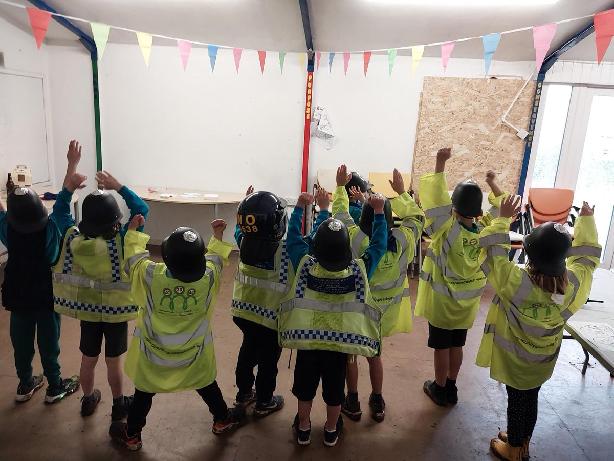 Yesterday #MaindeeNPT CSOs visited the 22nd @Newport_Scouts  
The Beavers Group got to engage and learn from our officers by 
Trying on Uniform & taking fingerprints 🖐🏾👮🏽👮🏻 
followed by a Q&A session about our force and officers.🚔  
#CommunityEngagement 
#CO149 #CO335 #CO491